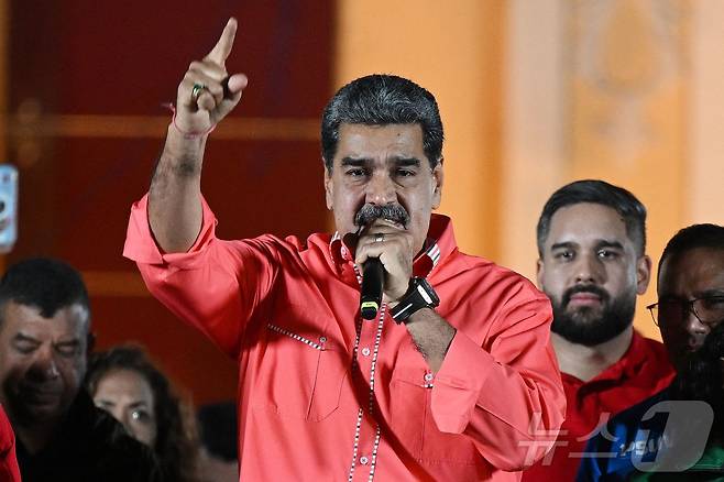니콜라스 마두로 베네수엘라 대통령이 2025년 5월 25일 카라카스의 볼리바르 광장에서 의회 및 지역 선거 결과를 축하하며 지지자들에게 연설하고 있다. ⓒ AFP=뉴스1