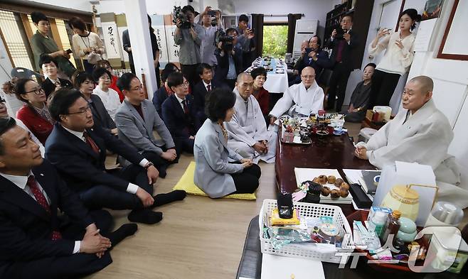 김문수 국민의힘 대통령 후보 부인 설난영 여사가 26일 오후 부산 금정구 범어사 안양암을 방문해 방장 정여스님을 예방하고 있다. 2025.5.26/뉴스1 ⓒ News1 윤일지 기자