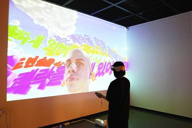 '제30회 국제전자예술심포지엄'에서 유지미 작가의 '버추얼 휴먼의 말로'를 체험하고 있는 관람객 모습(아트코리아랩 제공)