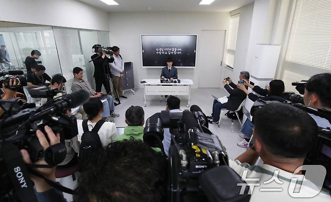 제주 중학교에서 숨진 채 발견된 교사 A 씨의 제자였던 최형준 군이 26일 오후 제주교사노동조합 사무실에서 A 씨를 추모하는 입장문을 발표하고 있다. 2025.5.26/뉴스1 ⓒ News1 오현지 기자