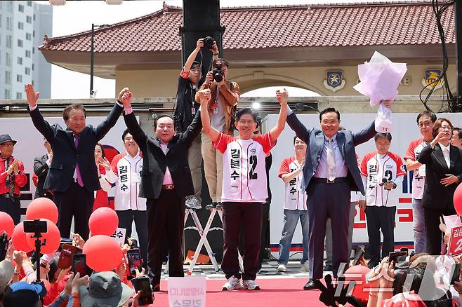 김문수 국민의힘 대통령 후보가 26일 경기 평택시 K-55미군기지 정문 앞에서 가진 유세에서 이인제, 손학규, 임창열 전 경기지사와 함께 지지를 호소하고 있다. (공동취재) 2025.5.26/뉴스1 ⓒ News1 이광호 기자