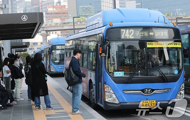12일 서울 중구 서울역버스환승센터에서 시민들이 버스를 이용하고 있다.2025.5.12/뉴스1 ⓒ News1 박세연 기자