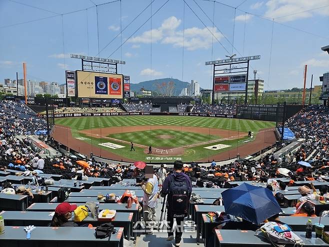 롯데와 한화가 25일 대전 한화생명 볼파크에서 2025 KBO리그 주말 3연전 마지막 경기른 치르는 가운데 많은 팬이 입장해 경기를 기다리고 있다. 대전 | 김동여 ㅇ기자 raining99@sportsseoul.com