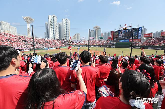롯데 팬들이 6일 사직구장에서 열린 2025 KBO리그 두산전에서 뜨거운 응원을 보내고 있다. 사진 | 롯데 자이언츠