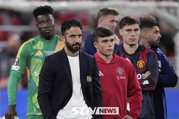 맨체스터 유나이티드 후벵 아모림 감독과 선수단. 사진┃뉴시스/AP