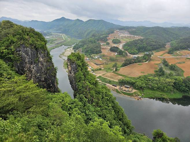 ◇영월의 선돌은 기암되석이 병풍처럼 둘러져 있는 곳이다. 거대한 탑 모양의 바위는 신선이 노닐었다는 전설을 품고 있다. 사진제공=지엔씨21