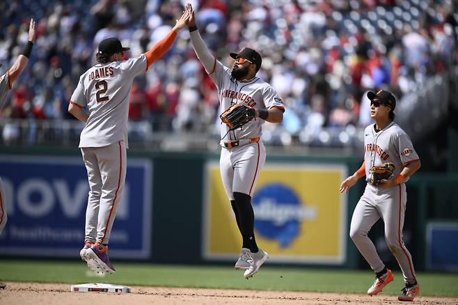 이정후가 3대2 승리 후 동료들과 기뻐하고 있다. AP연합뉴스