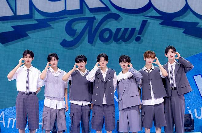 킥플립. 멤버 주왕, 동화, 아마루, 계훈, 케이주, 동현, 민제(왼쪽부터). 사진 제공=JYP엔터테인먼트