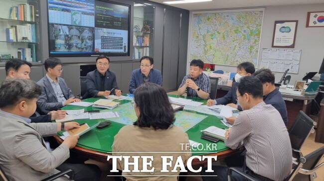 지난 23일 수원시 제1부시장 집무실에서 '지방재정 안정화 TF팀' 회의가 열리고 있다. /수원시