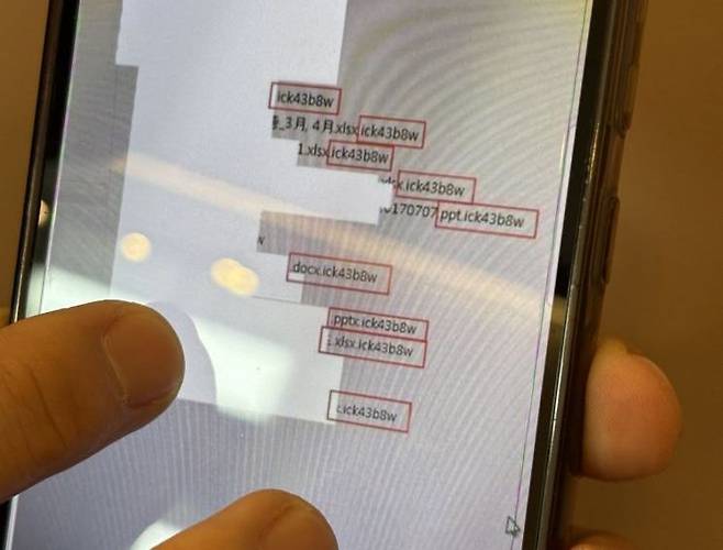 ▲랜섬웨어 감염으로 '.ick43b8w'라는 확장자가 붙어 있는 업무파일들. '결산자료.xlsx' 같은 엑셀파일은 이름이 '결산자료.xlsx.ick43b8w'로 바뀌었다. (사진=피해기업 제공)