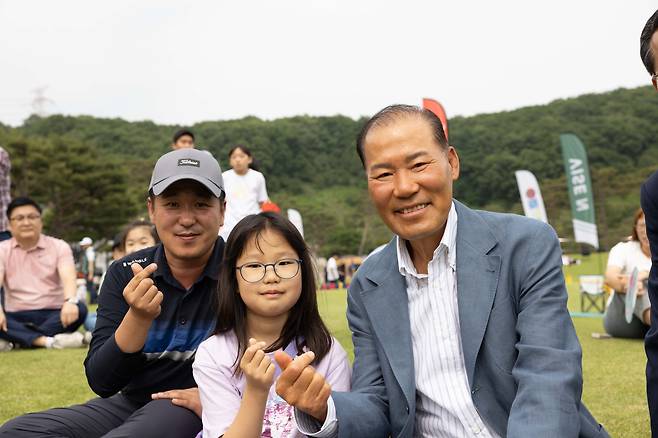 2024 서원밸리 그린 콘서트 관람객과 함께 즐기는 대보그룹 최등규 회장(오른쪽)./서원밸리