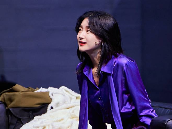 연극 '헤다 가블러'에서 헤다(이영애)는 복잡하고 아름답고 파괴적인 모습을 동시에 보여준다. /LG아트센터