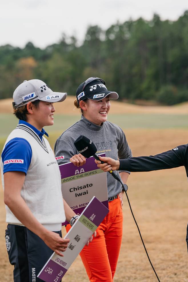 작년 12월 LPGA Q시리즈 최종전을 나란히 통과한 이와이 아키에(왼쪽)와 치사토 쌍둥이 자매./LPGA