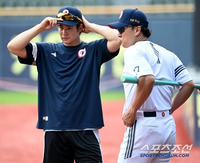 21일 잠실야구장에서 열린 SSG와 두산의 경기, 두산 이승엽 감독과 김재환이 이야기를 나누고 있다. 잠실=허상욱 기자wook@sportschosun.com/2025.05.21