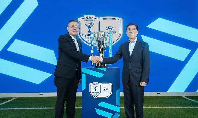 현대차는 26일 인도네시아 현대차 공장에서 동남아시아 권역 남자 국가대표 축구 대회의 공식 명칭을 '아세안 현대컵'으로 변경하는 파트너십을 체결했다고 밝혔다. 김성남 현대자동차 아태권역본부장(오른쪽)과 키에프 사메스 동남아시아축구연맹 회장이 악수하는 모습. /현대차