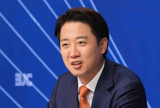 이준석 개혁신당 대통령 후보가 26일 오전 서울 양천구 한국방송회관에서 열린 한국방송기자클럽(BJC) 초청 토론회에서 패널들과 대화하고 있다. /뉴스1