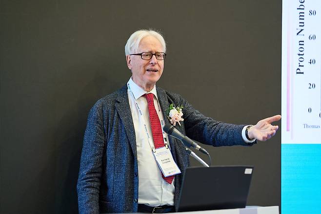 26일 대전 컨벤션센터(DCC)에서 열린 제29회 국제핵물리학회(INPC 2025) 기자간담회에서 칼하인츠 랑칸케(Karlheinz Langanke) 독일 헬름홀츠 중이온연구소(GSI) 교수가 말하고 있다./기초과학연구원(IBS)