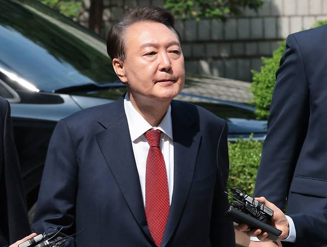 윤석열 전 대통령이 26일 서울 서초구 서울중앙지방법원에서 열린 내란 우두머리 혐의ㆍ직권남용 권리행사 방해 혐의 사건 5차 공판에 출석하고 있다. /뉴스1