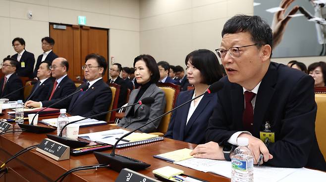 김유열 EBS 사장(오른쪽 첫번째)이 지난달 18일 오후 서울 여의도 국회에서 열린 '과학기술방송통신위원회 전체회의'에 출석해 EBS 2인 체제 관련 질의에 답변하고 있다. /뉴스1