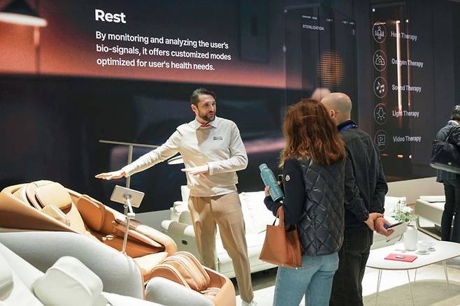 참관객들이 CES 2025 세라젬 부스를 관람하고 있다.ⓒ세라젬