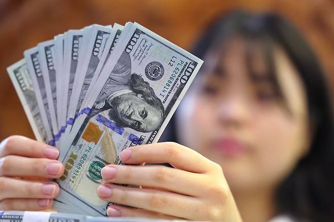 서울 중구 하나은행 위변조 대응센터에서 직원이 미국 달러를 정리하고 있다.ⓒ연합뉴스