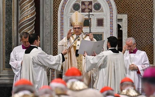 교황 레오 14가 25일(현지시간) 이탈리아 로마 산 조반니 인 라테라노 대성전에서 로마 주교좌 착좌 미사를 집전하고 있다. 바티칸 뉴스 제공