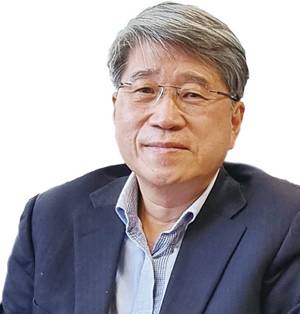 김경원 세종대 석좌교수 - 전 삼성증권 리서치센터장, 전 삼성경제연구소 전무, 전 CJ그룹 전략총괄기획 부사장, 전 대성합동지주 사장, 전 세종대 부총장 및 경영경제대 학장