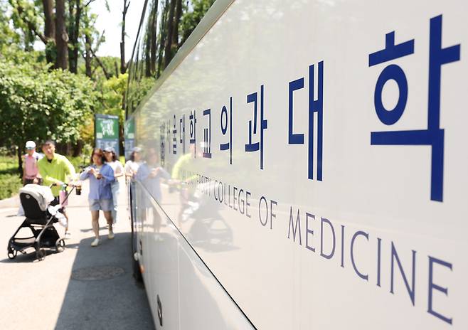 내년부터 의대 모집인원이 증원 이전 규모로 돌아가며 재수생 숫자가 줄어들 것이라는 전망이 나왔다. 사진은 25일 서울 시내 한 의과대학의 모습. 2025.5.25. 연합뉴스