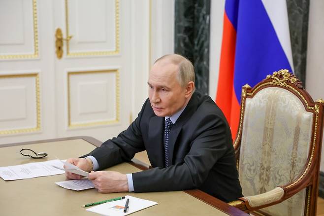 러시아의 블라디미르 푸틴 대통령이 23일(현지시간) 러시아 모스크바 크렘린궁에서 화상회의를 하고 있다.타스연합뉴스