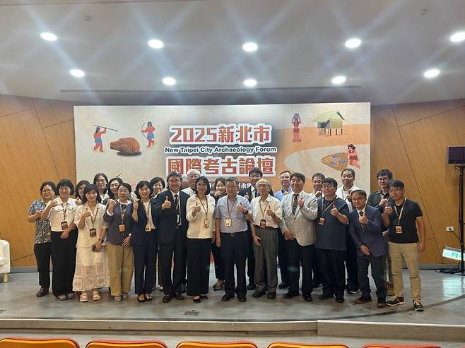 지난 22~25일 대만 신베이시 십삼행(十三行)박물관에서 열린 2025 국제적인 축제에 참가한 국립해양박물관 관계자들이 행사 잠석자들과 함께 기념촬영을 하고 있다. 국립해양박물관 제공