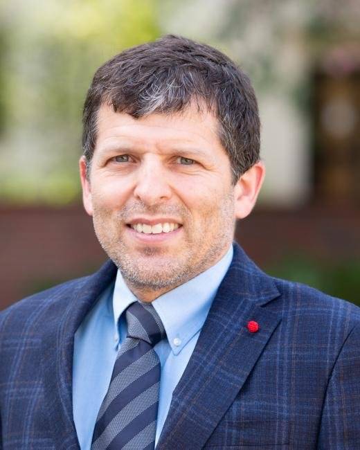 도널드 오토어 교수는 플로리다주립대학교 경영대학 재무학과의 학과장이자 석좌교수로 재직 중이다. 기업의 자본조달(신주발행 및 자사주매입), 증권분석가의 역할, 공매도, 블록체인 기술의 금융 응용 등 기업 재무와 투자 관련 주제를 중심으로 활발한 연구를 수행해왔다. 오토어 교수는 2012년부터 해마다 개최되는 선트러스트 학회의 운영책임자를 맡아 학계와 산업계의 교류를 이끌고 있으며 버지니아 공과대학에서 재무학 박사 학위, 센트럴플로리다대학교에서 MBA와 기계공학 학사학위를 취득했다.