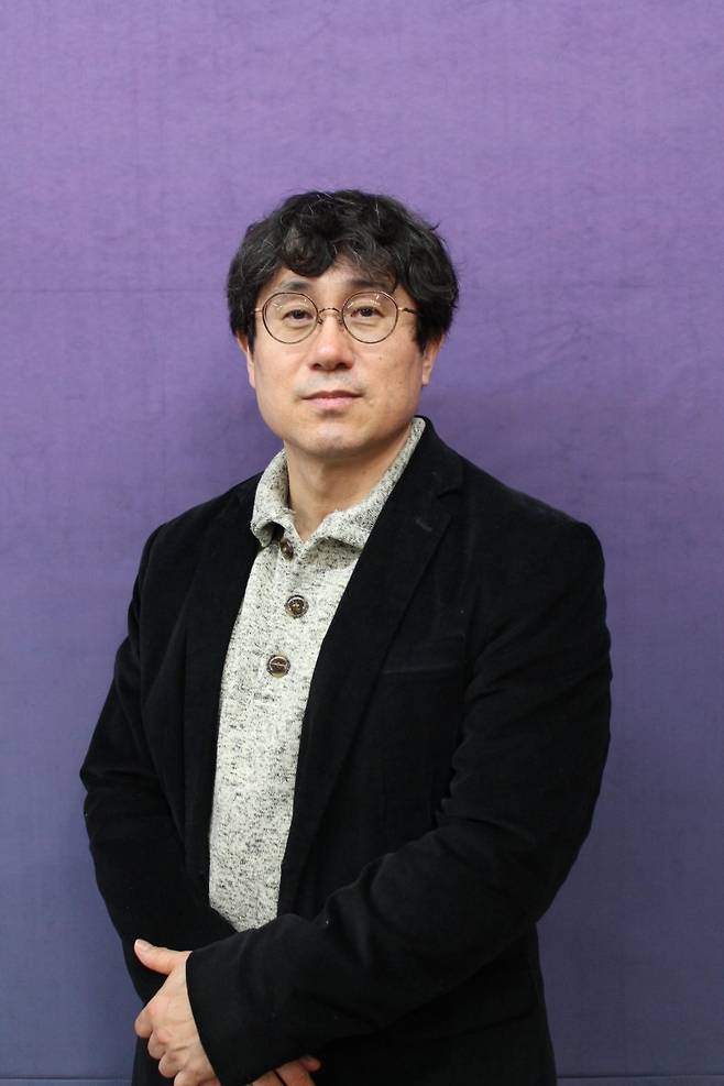 허정식 교수는 미국 루이지애나 공과대학교 경영대학 정교수로 재직 중이며 행동재무학, 계량재무학, 자산가격결정이론 등의 분야에서 활발하게 연구를 했다. 버지니아 공과대학교에서 재무학 박사학위, 텍사스에이앤앰에서 통계학 석사학위, 연세대학교에서 경제학 석사학위와 학사학위를 취득했다.