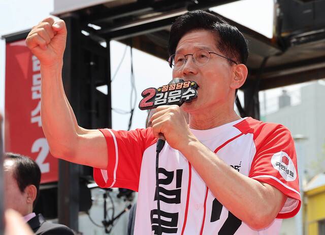 김문수 국민의힘 대통령 후보가 26일 오전 경기 평택시 미군기지 앞에서 열린 유세에서 발언하고 있다. 공동취재사진