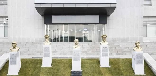 2018년 3월1일 육군사관학교에서 제막한 독립전쟁 영웅 5인의 흉상 표지석. 왼쪽부터 홍범도 장군, 지청천 장군, 이회영 선생, 이범석 장군, 김좌진 장군. 육군 제공