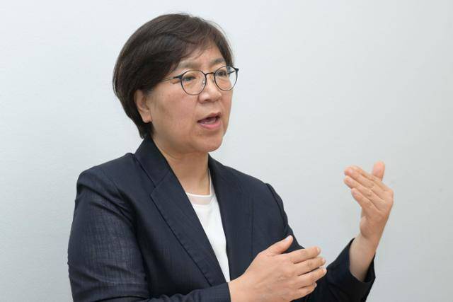 정은경 더불어민주당 총괄선거대책위원장이 22일 서울 종로구 서울대 의과대학 사무실에서 본보와 인터뷰하고 있다. 강예진 기자