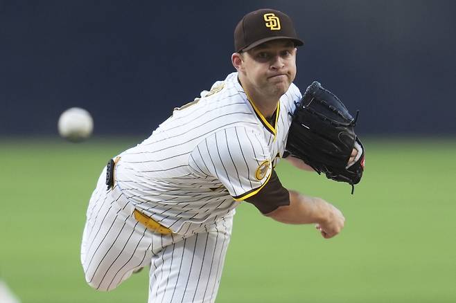 <yonhap photo-2505=""> San Diego Padres starting pitcher Michael King works against a Los Angeles Angels batter during the first inning of a baseball game Monday, May 12, 2025, in San Diego. (AP Photo/Gregory Bull)/2025-05-13 11:20:02/ <저작권자 ⓒ 1980-2025 ㈜연합뉴스. 무단 전재 재배포 금지, AI 학습 및 활용 금지></yonhap>