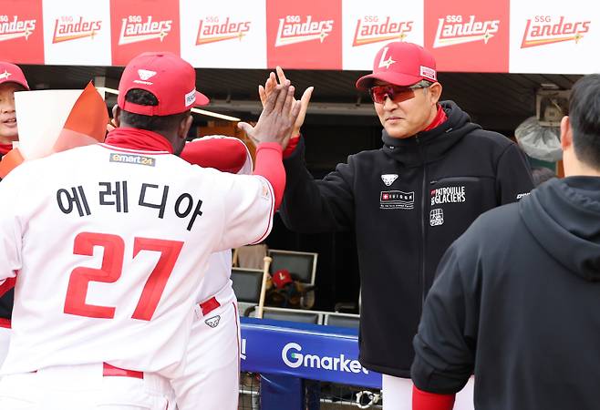 에레디아가 2024 프로야구 SSG랜더스와 한화이글스의 경기가 열리는 26일 오후 인천SSG랜더스필드에서 경기 전 2023시즌 KBO수비상을 받자 이숭용 감독이 하이파이브를 하고 있다. 인천=김민규 기자 mgkim1@edaily.co.kr /2024.03.26/