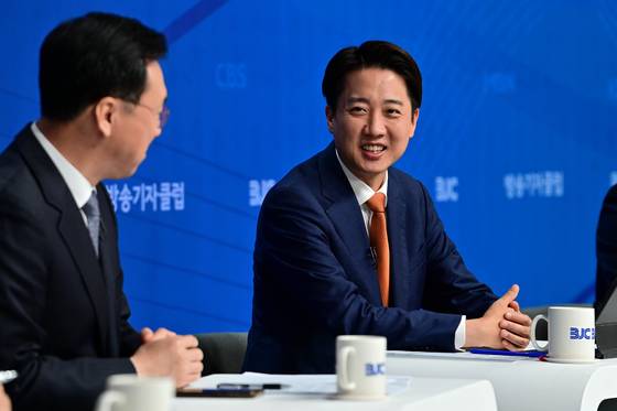 이준석 개혁신당 대통령 후보가 26일 오전 서울 양천구 한국방송회관에서 열린 한국방송기자클럽(BJC) 초청 토론회에서 패널들과 대화하고 있다. 뉴스1