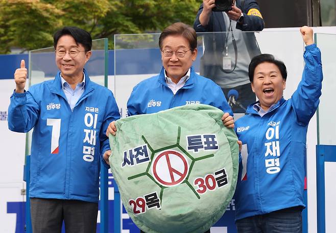 이재명 더불어민주당 대선 후보(가운데)가 지난 24일 오후 경기 시흥시 배곧 아브뉴프랑 센트럴 광장에서 열린 시흥시 유세에서 조정식 의원(왼쪽),문정복 의원과 사전 투표 지지를 호소하고 있다. 김성룡 기자