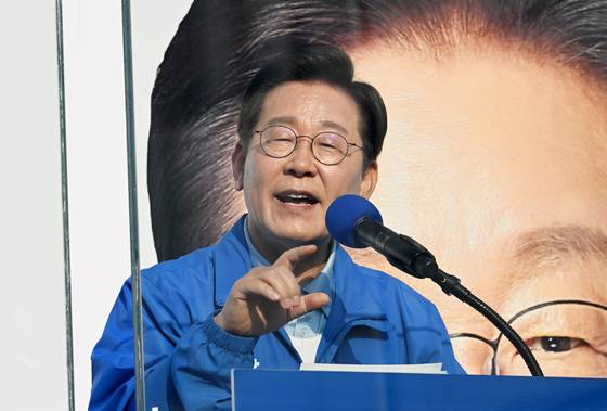 이재명 더불어민주당 대선 후보가 26일 오후 경기도 남양주시 평내호평역에서 열린 유세에 참석해 연설을 하고 있다. 김성룡 기자