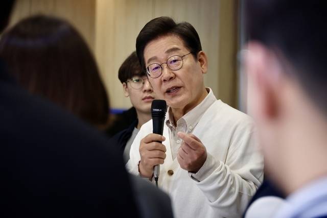 ▲ 더불어민주당 이재명 대선 후보가 26일 경기 수원시 영통구 아주대학교 혁신공유라운지에서 청년 정책을 논의하기 위해 대학생들과 간담회를 하고 있다. 연합뉴스