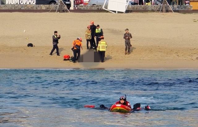 ▲ 26일 강릉 강문 해변에서 익수자 구조하는 해경. 강릉해양경찰서 제공