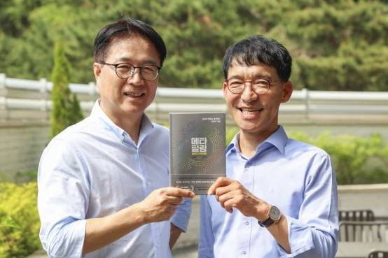 지난 23일 서울 서초구 한 카페에서 만난 송오현 DYB교육그룹 회장(오른쪽)와 김성태 고려대 미디어학부 교수(왼쪽)가 신간 <메타 필링>을 소개하고 있다. /임형택 기자
