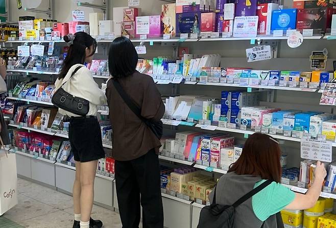 외국인 관광객들이 약국에서 화장품을 사는 모습/ 사진= 이소이 기자