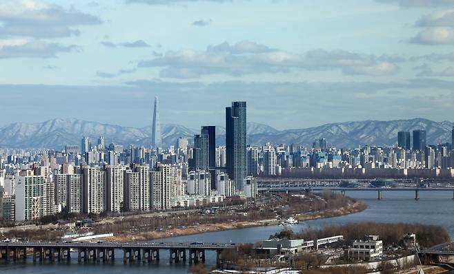 서울 여의도 63스퀘어 전망대에서 바라본 용산과 한강변 일대. 사진=한국경제신문