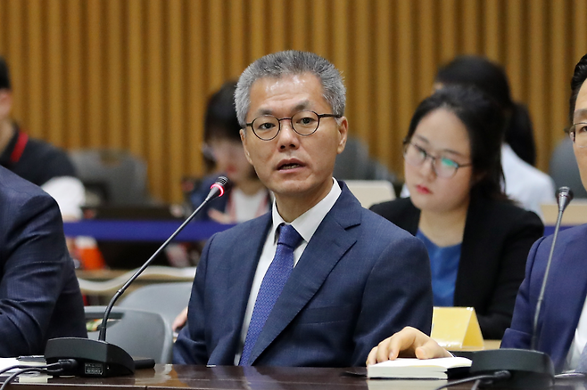 2019년 8월28일 서울시청 다목적홀에서 열린 2019 가습기살균제참사 진상규명 청문회 둘째날 오전세션에서 박동석 옥시 PB대표이사가 특위 위원의 질문에 답하고 있다. 연합뉴스