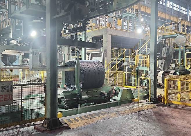 Coil Car가 선재코일을 운반하고 있다. 포스코 제공