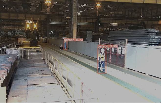 통행로에 설치된 CCTV가 사람을 실시간으로 감지하고 있는 모습. 포스코 제공