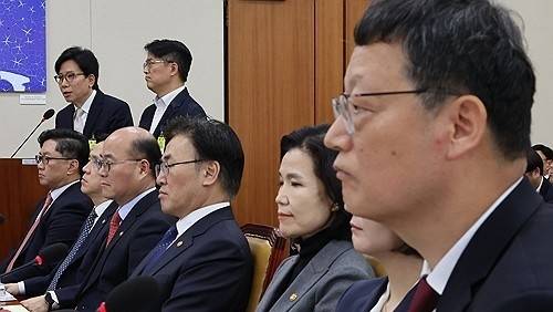 지난 4월 국회에서 열린 과학기술정보방송통신위원회 전체회의에서 신동호 한국교육방송공사(EBS) 신임 사장이 위원 질의에 답하고 있다. 맨 오른쪽은 증인으로 출석한 김유열 한국교육방송공사(EBS) 현 사장. 연합뉴스 제공