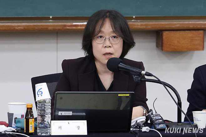 법관대표회의 의장인 김예영 서울남부지법 부장판사가 26일 경기 고양시 일산동구 사법연수원에서 열린 전국법관대표회의에서 개회 선언을 하고 있다.